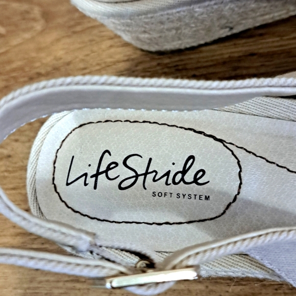 Life Stride Sandals Women's 8W Beige Canvas Fabric Wedge Heel NWOT - Picture 7 of 14